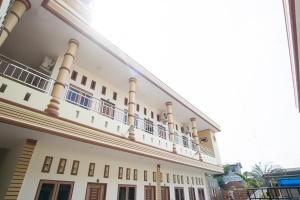 un grande edificio bianco con balconi di RedDoorz @ Pematangsiantar 2 a Pematangsiantar