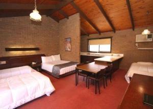 Goldfields Motel客房内的一张或多张床位