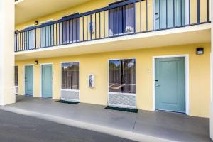 una fila de puertas en el lateral de un edificio en Quality Inn Palm Beach International Airport en West Palm Beach