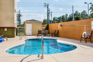 una piccola piscina al centro di un edificio di Econo Lodge a Valdosta