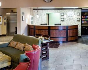 The lobby or reception area at Comfort Suites Starkville