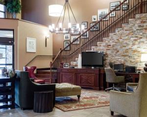 A seating area at Comfort Suites Starkville