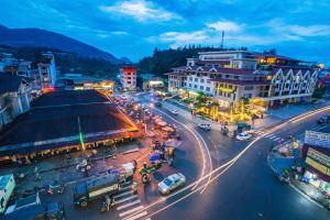 a busy street in a city at night at SAPA FULL HOUSE HOTEL in Sa Pa