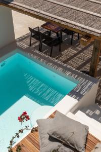 A piscina localizada em Mykonos Drops ou nos arredores