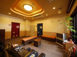 a waiting room with a waiting roomasteryasteryasteryasteryasteryasteryasteryasteryastery at Hotel Route-Inn Shiojirikita Inter in Shiojiri