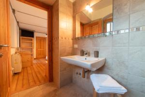 uma casa de banho com um lavatório e um espelho em Limarò B&B em Sarche di Calavino