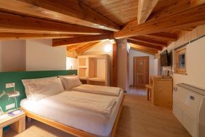 1 dormitorio con cama y pared verde en Limarò B&B en Sarche di Calavino