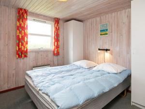 1 dormitorio con 1 cama grande y ventana en 8 person holiday home in Hj rring, en Hjørring
