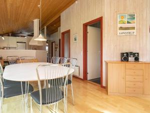 cocina y comedor con mesa y sillas en 8 person holiday home in Hj rring, en Hjørring