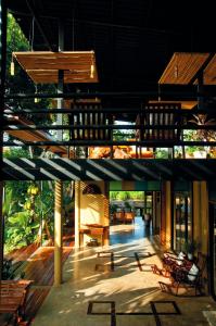 un pavillon avec des bancs et des tables dans un bâtiment dans l'établissement Boutique Raft Resort, River Kwai, à Sai Yok