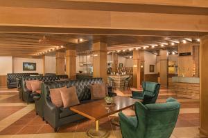 A seating area at Hotel Villa Magus