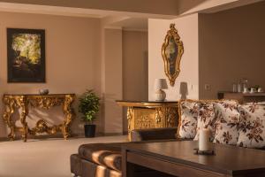 A seating area at Hotel Villa Magus