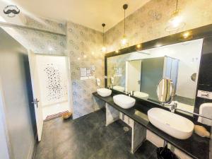 Bilik mandi di Moustache Hostel, Jaipur