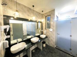 Bilik mandi di Moustache Hostel, Jaipur