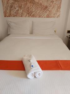 Una cama con una toalla puesta. en Sahara Gardens-Kericho, en Kericho