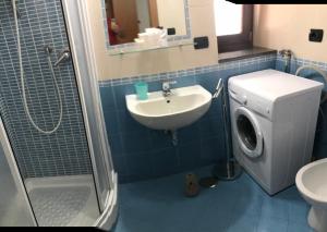 A bathroom at a casa mia holiday rental Még 18 kép