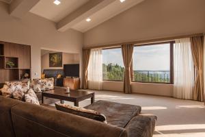 A seating area at Hotel Villa Magus