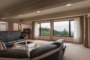 A television and/or entertainment centre at Hotel Villa Magus