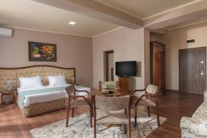 A television and/or entertainment centre at Hotel Villa Magus