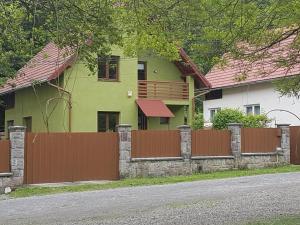 una casa con una valla delante de ella en Casa Demény en Sovata
