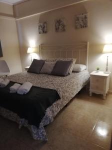 een slaapkamer met een groot bed en 2 nachtkastjes bij apartamento pobla llarga completo de 3 habitaciones in Puebla Larga
