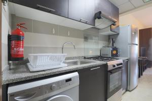 Kuchyň nebo kuchyňský kout v ubytování Super OYO 323 Home 417, Imperial Residence Tower B, Studio