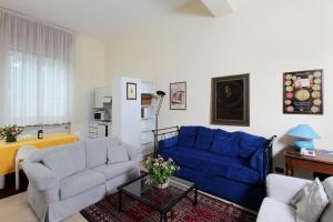 a living room with two couches and a blue couch at Residence Liberty in Parma