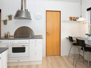 Majoituspaikan 6 person holiday home in B rkop keittiö tai keittotila