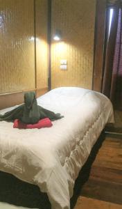 A bed or beds in a room at Shanti Lodge 