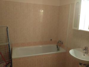 łazienka z wanną i umywalką w obiekcie Apartment Klara w Rokitnicach nad Izerą