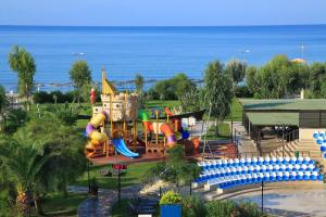 un parque con parque infantil y tobogán acuático en Club Yali Hotels & Resort, en Gumuldur