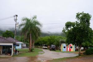 una calle con una casa y un campo de juego en Baan Rai Pray Rung Kaeng Krachan, en Ban Tha Ling Lom 17 fotos más