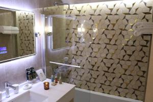 une salle de bains avec douche, lavabo et miroir dans l'établissement Yulya Villa By Taimoura, à Paphos 56 autres photos