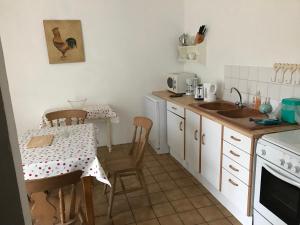 Kuchyň nebo kuchyňský kout v ubytování Orchid Cottage