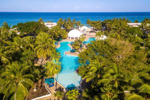 Bazén v ubytování Southern Palms Beach Resort nebo v jeho okolí