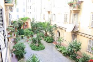 an aerial view of a courtyard with trees and plants at Hotel Campidoglio in Rome