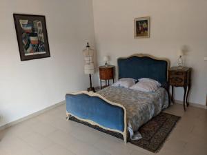 1 dormitorio con 1 cama azul en una habitación en Le Belvedere, en Lairière