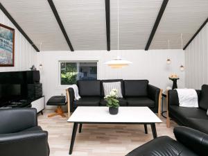 salon z kanapami i stolikiem kawowym w obiekcie 6 person holiday home in Vemb w mieście Vemb