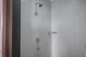 Kúpeľňa v ubytovaní RedDoorz Syariah near Kantor Walikota Jambi