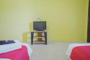 Televízia a/alebo spoločenská miestnosť v ubytovaní RedDoorz Syariah near Kantor Walikota Jambi