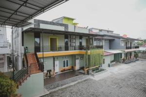 Vista arial de um edifício de apartamentos com um pátio em RedDoorz Syariah near Kantor Walikota Jambi em Jambi