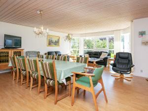ein Esszimmer mit einem Tisch und Stühlen in der Unterkunft 9 person holiday home in S by in Sæby