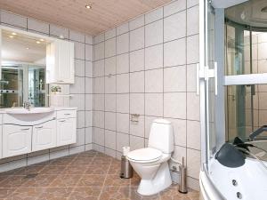ein Badezimmer mit einem WC, einem Waschbecken und einer Badewanne in der Unterkunft 9 person holiday home in S by in Sæby
