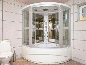 eine Dusche im Bad mit WC in der Unterkunft 9 person holiday home in S by in Sæby