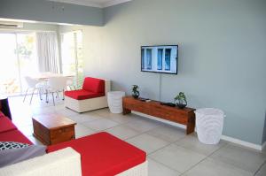 uma sala de estar com um sofá e uma mesa em 28 and 29 The Bridge em St. Lucia