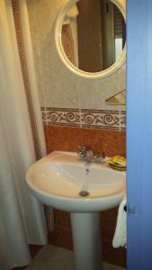 Ett badrum på Hostal Guzman El Bueno by gaiarooms