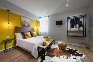 1 dormitorio con cama y pared amarilla en Affittacamere I Canneggiatori en Abbadia San Salvatore