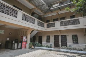 占碑市RedDoorz Syariah near Jamtos Jambi 2的享有带庭院的建筑的外部景色