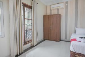 RedDoorz Syariah near Jamtos Jambi 2客房内的一张或多张床位