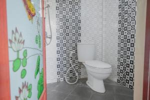 RedDoorz Syariah near Jamtos Jambi 2的一间浴室
